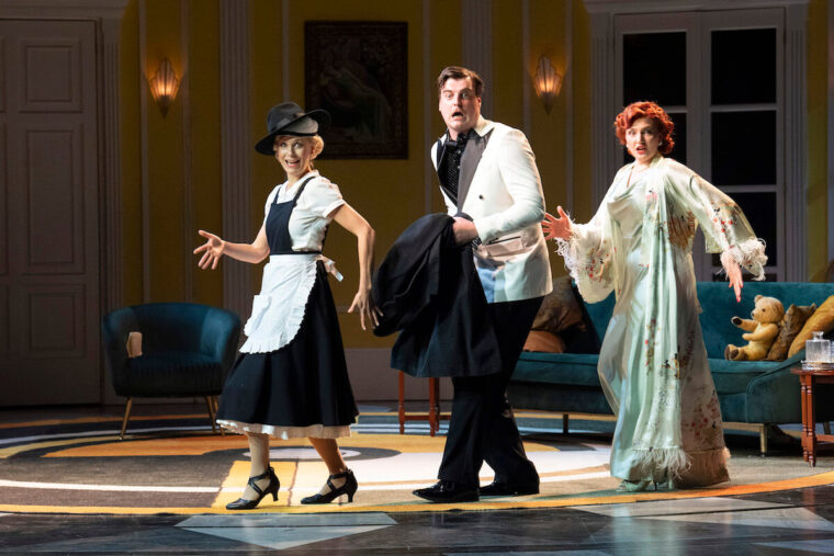 Die Fledermaus Ellie Laugharne (ADELE) Andrew Hamilton (EISENSTEIN) Sylvia Schwartz (ROSALINDE) credit Richard Hubert Smith