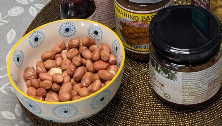 Raw peanuts in skins